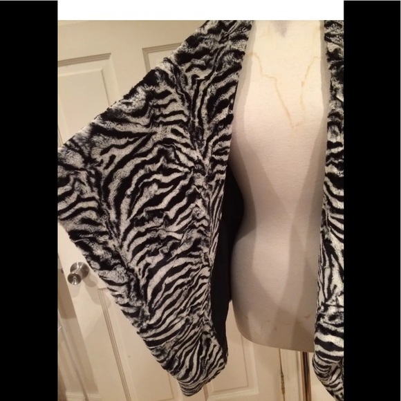 Michael Kors faux fur wrap vest zebra print M - Picture 4 of 8